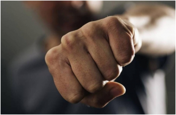 Սյունիքի գյուղապետերից մեկը դաժանորեն ծեծել է մի կնոջ ու նրա եղբորը